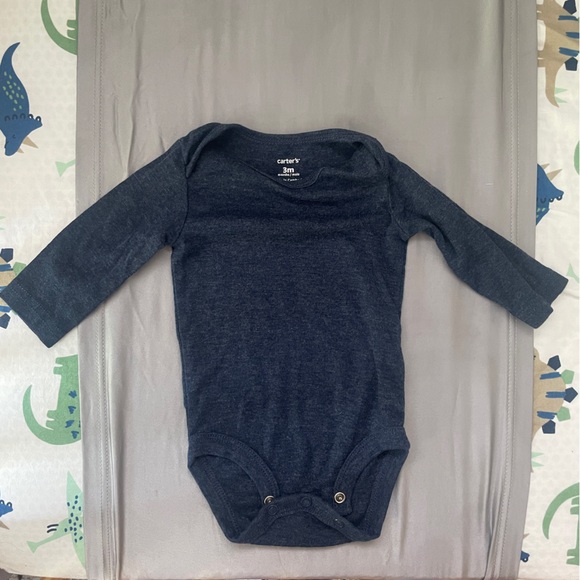 0-6 month bundle: 3 short sleeve onesies, 2 long sleeve onesies - Picture 4 of 5